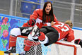 Слева направо: Натали Спунер и Хейли Виккенхайзер (Канада) во время фотосессии женской сборной Канады по хоккею перед началом XXII зимних Олимпийских игр в Сочи.