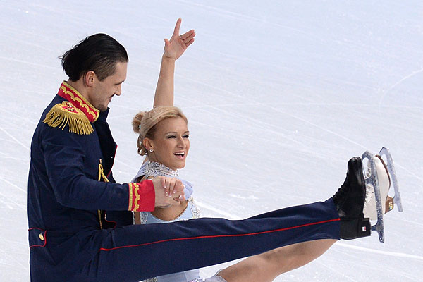 Татьяна Волосожар и Максим Траньков (Россия) выступают в короткой программе парного катания командных соревнований по фигурному катанию на XXII зимних Олимпийских играх в Сочи.