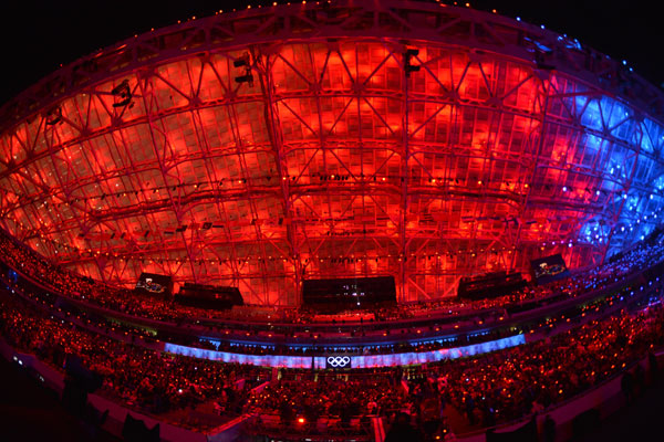 Зрители на трибунах во время церемонии открытия XXII зимних Олимпийских игр в Сочи.
