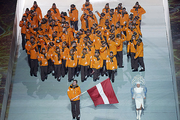 Знаменосец сборной Латвии Сандис Озолиньш (на первом плане) во время парада атлетов и членов национальных делегаций на церемонии открытия XXII зимних Олимпийских игр в Сочи.