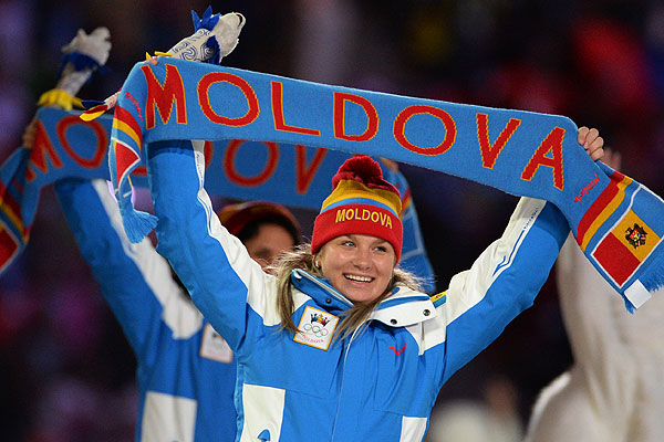Представители Молдавии во время парада атлетов и членов национальных делегаций на церемонии открытия XXII зимних Олимпийских игр в Сочи.