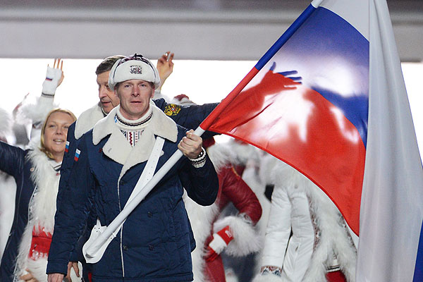 Знаменосец сборной России Александр Зубков во время парада атлетов и членов национальных делегаций на церемонии открытия XXII зимних Олимпийских игр в Сочи.