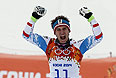 Маттиас Майер (Австрия), завоевавший золотую медаль в скоростном спуске среди мужчин во время соревнований по горнолыжному спорту на XXII зимних Олимпийских играх в Сочи, во время цветочной церемонии.