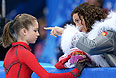 Юлия Липницкая (Россия) перед выступлением в произвольной программе женского одиночного катания командных соревнований по фигурному катанию на XXII зимних Олимпийских играх в Сочи.
