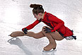 Юлия Липницкая (Россия) выступает в произвольной программе женского одиночного катания командных соревнований по фигурному катанию.
