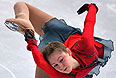 Юлия Липницкая (Россия) выступает в произвольной программе женского одиночного катания командных соревнований по фигурному катанию.
