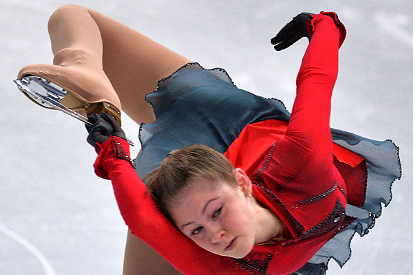 Юлия Липницкая (Россия) выступает в произвольной программе женского одиночного катания командных соревнований по фигурному катанию.