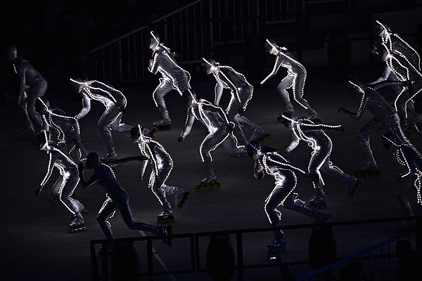 Артисты во время театрализованного представления на церемонии открытия XXII зимних Олимпийских игр в Сочи.