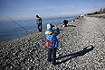 Это даже не подледная рыбалка. Берег Черного моря, рыбаки и фото на память.