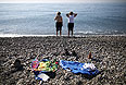 Волонтеры Олимпиады принимают солнечные ванны на берегу Черного моря.