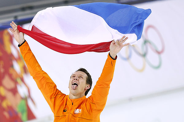 Стефан Гротхейс из Нидерландов становится чемпионом в скоростном беге на коньках на дистанции 1000 м.