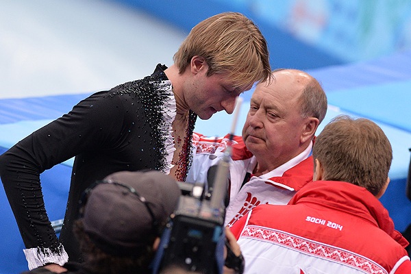 Тренер Евгения Плющенко Алексей Мишин пояснил, что фигурист снялся из-за болей в спине, которые усилились после падения на тренировке.