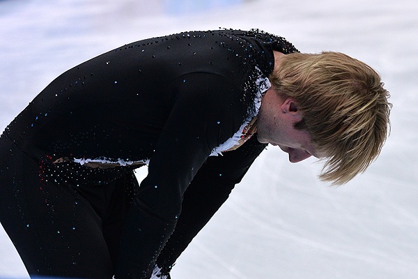 Евгений Плющенко травмировал спину на разминке и снялся с Олимпиады