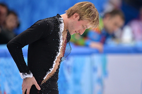 В четверг на Олимпиаде в Сочи Евгений Плющенко снялся с соревнований одиночников из-за усугубившейся травмы спины в командных соревнованиях. Окончательно он травмировал спину на разминке перед короткой программой.