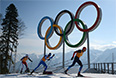 Слева направо: Мартин Йонсруд Сундбю (Норвегия), Роланд Клара (Италия), Александр Легков (Россия) на дистанции эстафеты в соревнованиях по лыжным гонкам среди мужчин на XXII зимних Олимпийских играх в Сочи.
