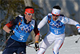 Слева направо: Максим Вылегжанин (Россия), Иван Перрийя Буате (Франция) на дистанции эстафеты в соревнованиях по лыжным гонкам среди мужчин на XXII зимних Олимпийских играх в Сочи.