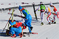 Российские спортсмены (слева) и французские спортсмены на финише эстафеты в соревнованиях по лыжным гонкам среди мужчин на XXII зимних Олимпийских играх в Сочи.