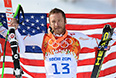 Боде Миллер (США), завоевавший бронзовую медаль в слаломе-супергиганте среди мужчин во время соревнований по горнолыжному спорту на XXII зимних Олимпийских играх в Сочи, во время цветочной церемонии.