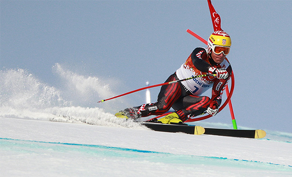 Ивица Костелич (Хорватия) на трассе слалома-супергиганта на соревнованиях по горнолыжному спорту среди мужчин на XXII зимних Олимпийских играх в Сочи.