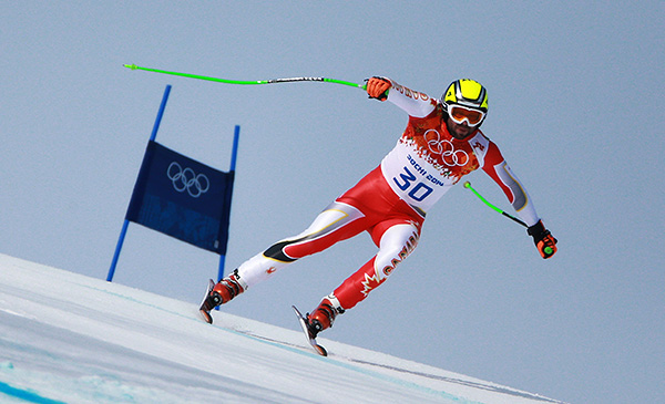 Мануэль Осборн-Паради (Канада) на трассе слалома-супергиганта на соревнованиях по горнолыжному спорту среди мужчин на XXII зимних Олимпийских играх в Сочи.