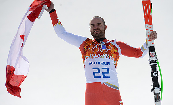 Ян Худек (Канада), завоевавший бронзовую медаль в слаломе-супергиганте среди мужчин во время соревнований по горнолыжному спорту на XXII зимних Олимпийских играх в Сочи, во время цветочной церемонии.