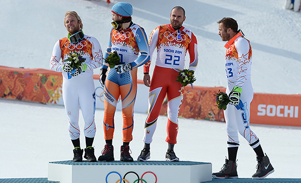 Призеры в слаломе-супергиганте среди мужчин в соревнованиях по горнолыжному спорту на XXII зимних Олимпийских играх в Сочи во время цветочной церемонии (слева направо): Эндрю Уайбрехт (США) - серебряная медаль, Хьетиль Янсруд (Норвегия) - золотая медаль, Ян Худек (Канада) - бронзовая медаль, Боде Миллер (США) - бронзовая медаль.