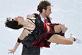 Натали Пешала и Фабьян Бурза (Франция) выступают в короткой программе танцев на льду на соревнованиях по фигурному катанию на XXII зимних Олимпийских играх в Сочи.