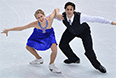 Кейтлин Уивер и Эндрю Поже (Канада) выступают в короткой программе танцев на льду на соревнованиях по фигурному катанию на XXII зимних Олимпийских играх в Сочи.