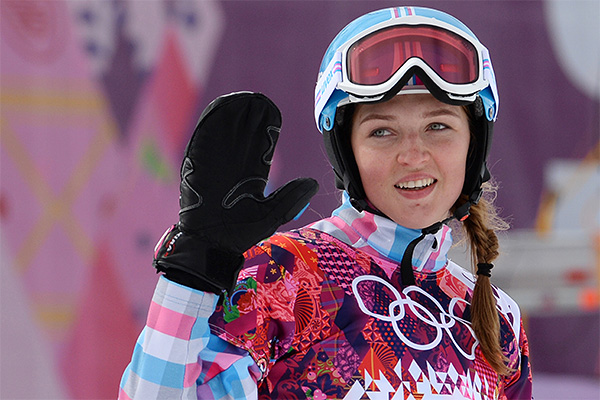 Алена Заварзина (Россия) в 1/4 финала параллельного гигантского слалома на соревнованиях по сноуборду среди женщин на XXII зимних Олимпийских играх в Сочи.