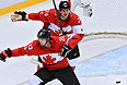 Слева направо: Джейми Бенн и Кори Перри (Канада) радуются забитому голу в полуфинальном матче между сборными командами США и Канады в соревнованиях по хоккею среди мужчин на XXII зимних Олимпийских играх в Сочи.