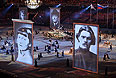 Огромные портреты русских писателей развернули на арене во время церемонии закрытия.