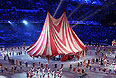 Цирковой шатер во время театрализованного представления на церемонии закрытия XXII зимних Олимпийских игр в Сочи.
