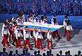 Вынос российского флага во время церемонии закрытия XXII зимних Олимпийских игр в Сочи.