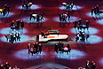 Пианист Денис Мацуев (в центре) выступает на церемонии закрытия XXII зимних Олимпийских игр в Сочи.