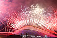 Салют над стадионом "Фишт" во время церемонии закрытия XXII зимних Олимпийских игр в Сочи.