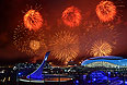 Праздничный фейерверк над Олимпийским Парком во время церемонии закрытия XXII зимних Олимпийских игр в Сочи.