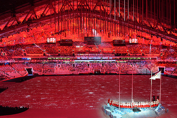 Вид стадиона "Фишт" перед началом церемонии закрытия XXII зимних Олимпийских игр в Сочи.