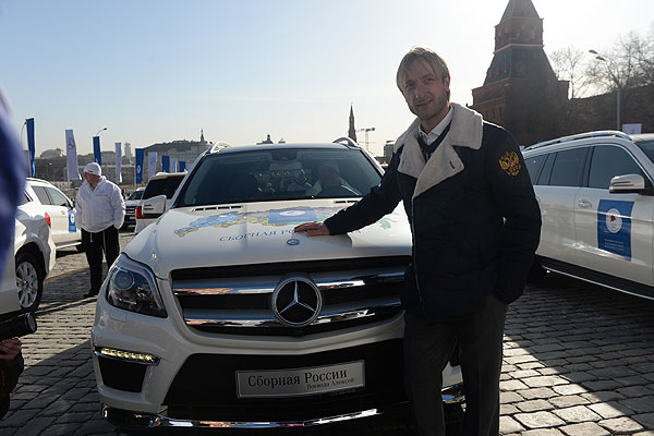 Российский фигурист Евгений Плющенко во время церемонии вручения автомобилей призерам Олимпиады в Сочи.