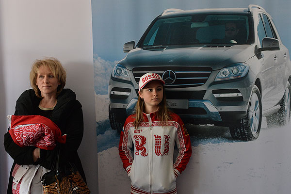 Российская фигуристка Юлия Липницкая во время церемонии вручения автомобилей призерам Олимпийских игр в Сочи.