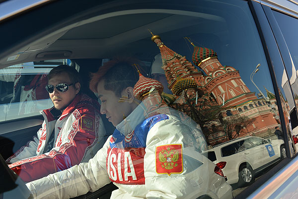 Российский конькобежец Виктор Ан во время церемонии вручения автомобилей призерам Олимпиады в Сочи.