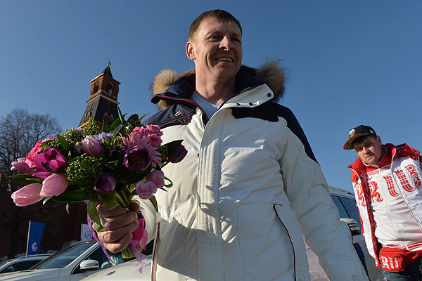 Российский бобслеист Александр Зубков во время церемонии вручения автомобилей призерам Олимпийских игр в Сочи.