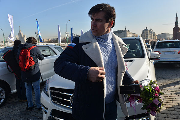 Российский саночник Альберт Демченко во время церемонии вручения автомобилей призерам Олимпийских игр в Сочи.
