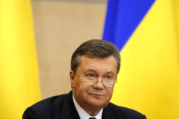 "Никто меня не свергнул, я вынужден был покинуть Украину под непосредственной угрозой жизни", - говорит политик. По его словам, власть в стране захватили "националистические", "профашисткие молодчики".
