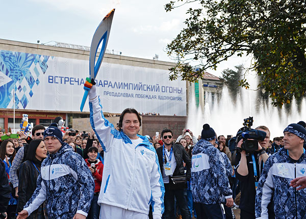 Генеральный директор Первого канала Константин Эрнст во время эстафеты паралимпийского огня в Сочи.
