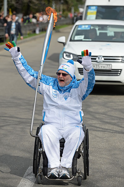 Президент Международного паралимпийского комитета Филипп Крейвен во время эстафеты паралимпийского огня в Сочи.