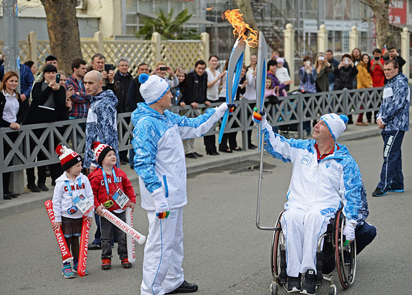 Факелоносцы Иван Зотев (слева) и Тодд Николсон во время эстафеты паралимпийского огня в Сочи.