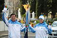 Старший вице-президент оргкомитета "Сочи-2014" Денис Секачев и факелоносец Александра Ступко во время эстафеты паралимпийского огня в Сочи.