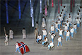 Представители Норвегии во время парада атлетов и членов национальных делегаций на церемонии открытия XI зимних Паралимпийских игр в Сочи.