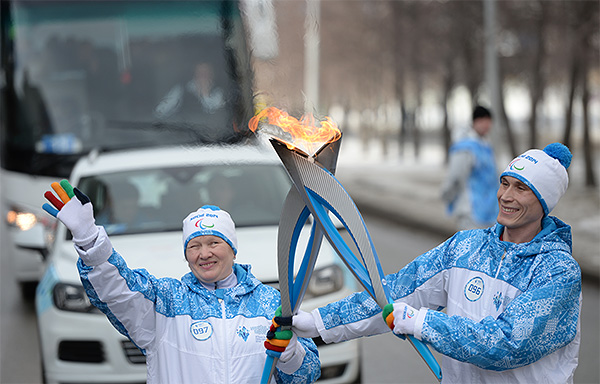 Заслуженный мастер спорта по лыжным гонкам и биатлону Алевтина Елесина и факелоносец Алексей Шаров во время эстафеты Паралимпийского огня в Екатеринбурге.