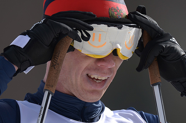 Россиянин Станислав Чохлаев стал серебряным призером в лыжной гонке на 20 км среди слабовидящих спортсменов на XI Паралимпийских зимних играх в Сочи.